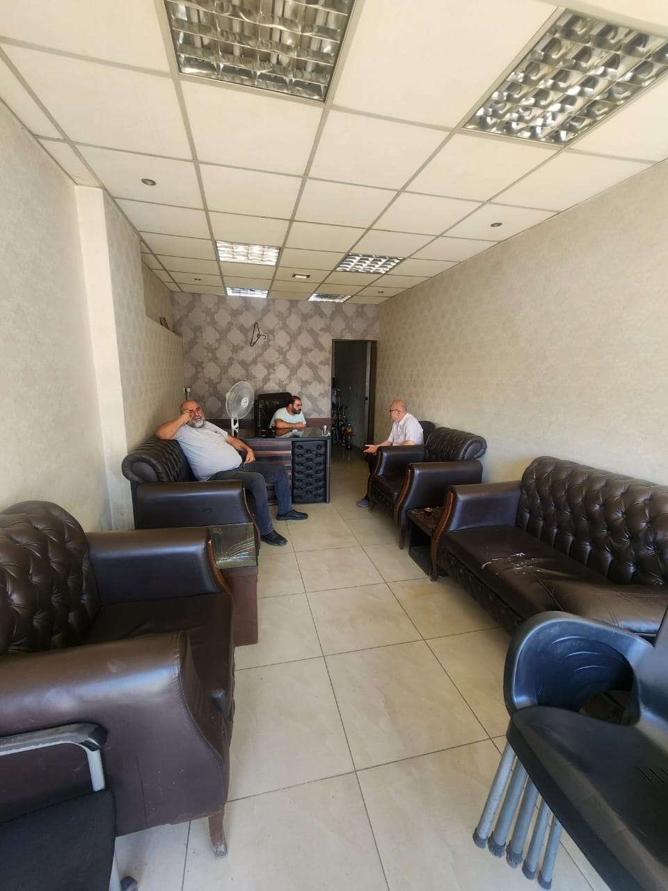 محل للأجار على شارع الثورة/ ٣٠ متر طابقين ونصف/ ركن الدين/ مطل على الاوتوستراد، بسعر ١٢٠ الف دولار