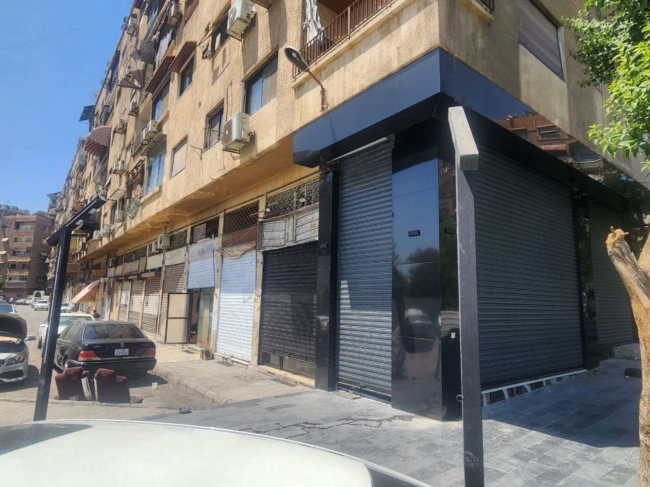 محل للأجار على شارع الثورة/ ٣٠ متر طابقين ونصف/ ركن الدين/ مطل على الاوتوستراد، بسعر ١٢٠ الف دولار