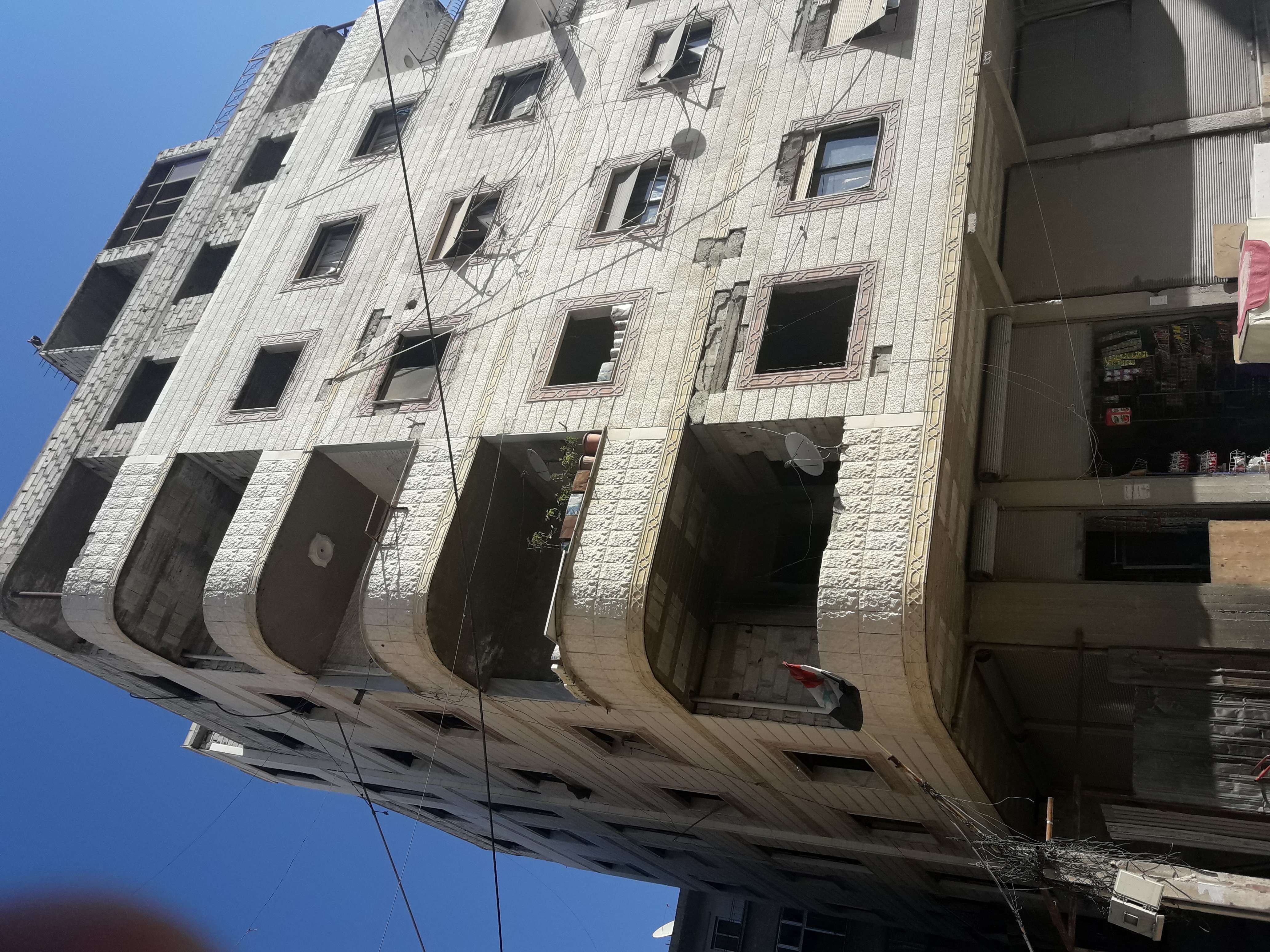 🔻للبيع منزل بعين ترما الزينية🔻                     🔻الشقة عضم 🔻        والتواصل للجادين فقط اذا سمحتوا الملكيه :طاابو اخضر ٢٤٠٠ سهم المساحه :٦٥متر التقسيم:غرفتين وصالون صغير  ومنافع وبرندا ال