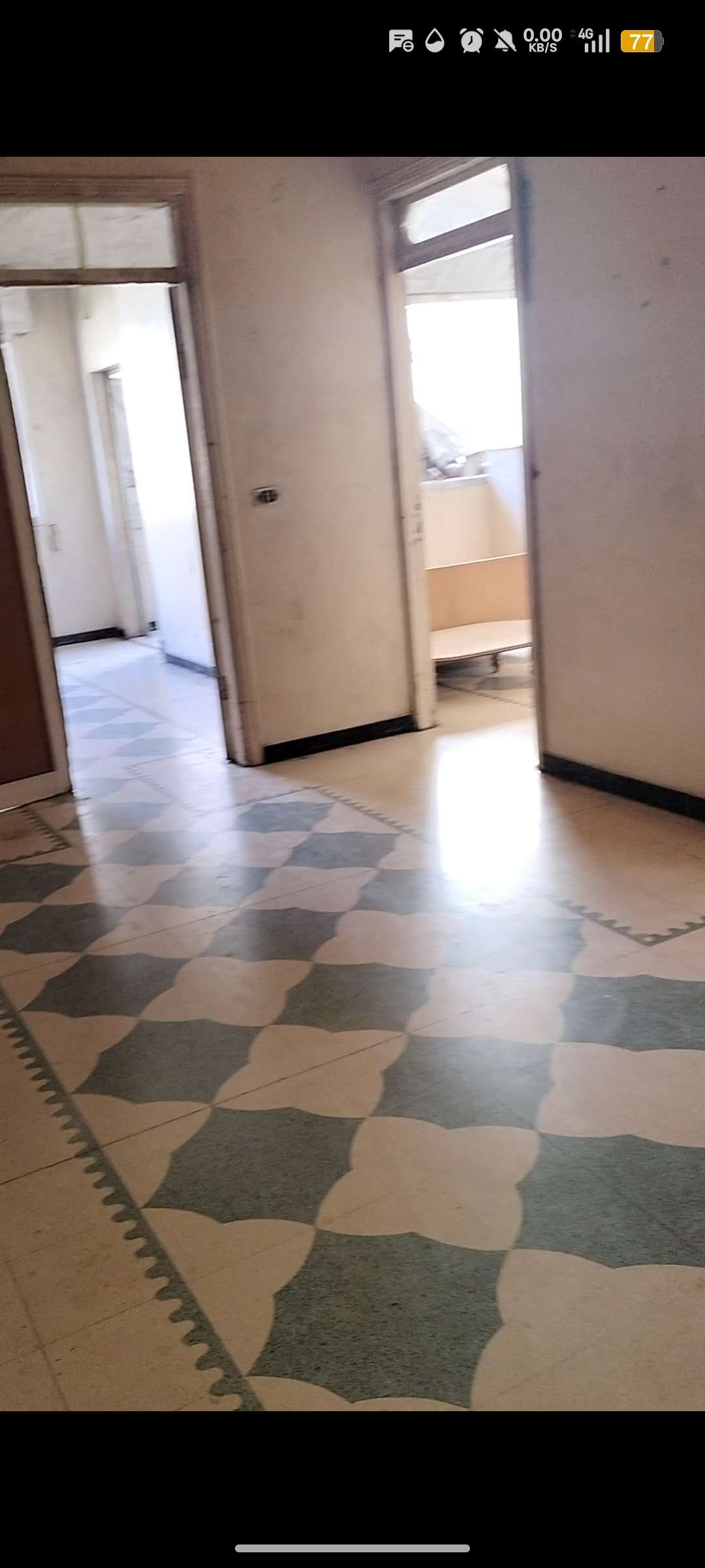 شقة طابق ثانيا مساحة ١٤٥ متر مربع. تتكون من ثلاث غرف وصالون ومطبخ واسع جدا وتواليت عربي وتواليت فرنجي وحمام. يحتاج شبابيك ودهان وبعض اللمسات تكلفتة كل ذلك بين ٢٠٠٠ إلى ٣٠٠٠ دولار.