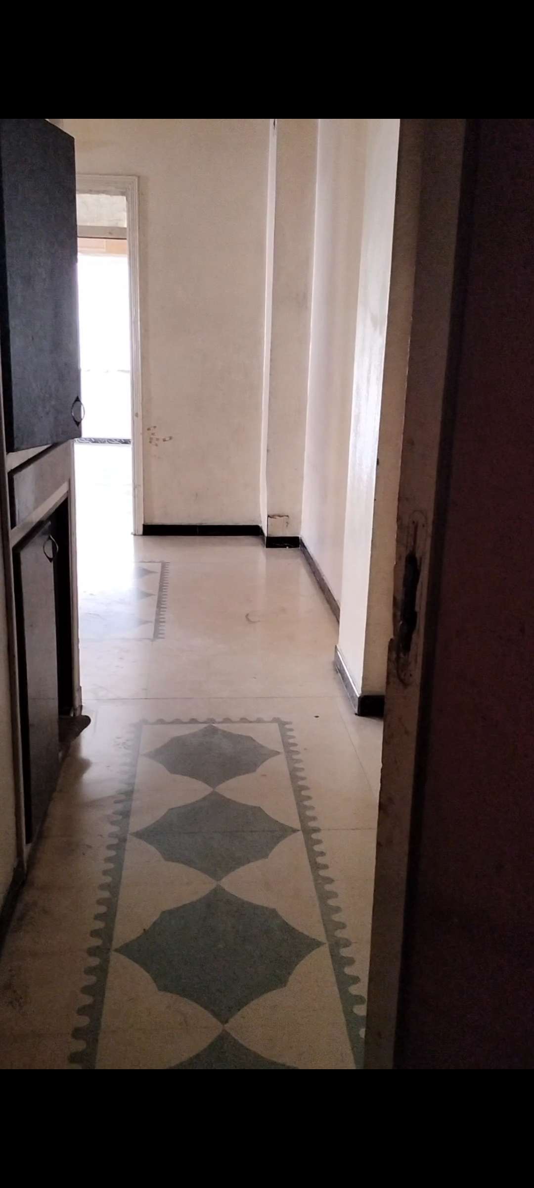 شقة طابق ثانيا مساحة ١٤٥ متر مربع. تتكون من ثلاث غرف وصالون ومطبخ واسع جدا وتواليت عربي وتواليت فرنجي وحمام. يحتاج شبابيك ودهان وبعض اللمسات تكلفتة كل ذلك بين ٢٠٠٠ إلى ٣٠٠٠ دولار.